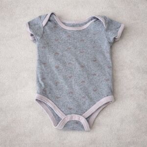 Betsey Johnson Baby Girl Gray Pink Heart Short Sleeve Onesie Bodysuit Size 9M
